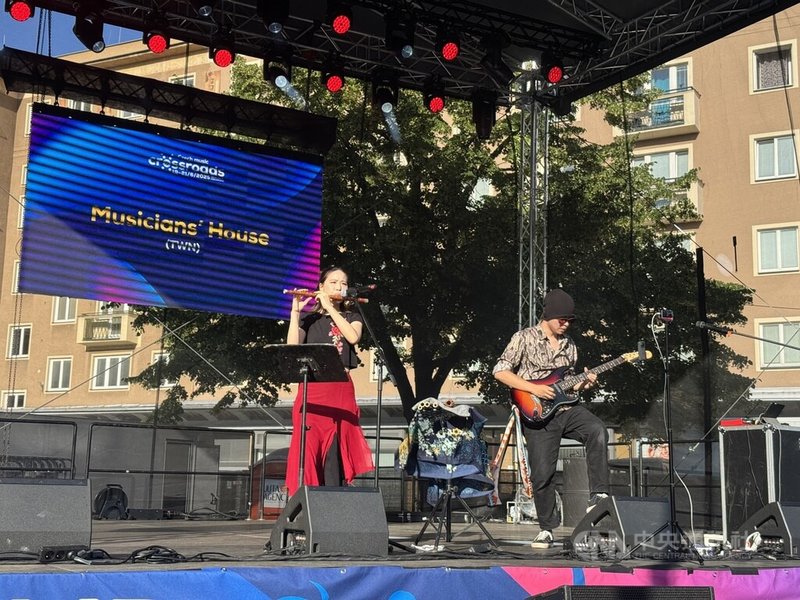 台灣音樂團體「琴人樂坊」受邀至捷克音樂節Czech Music Crossroads表演,運用電吉他與中國笛,重新詮釋亞洲音樂,帶來動感十足又富層次的聽覺體驗。中央社記者劉郁葶奧斯特拉瓦攝 114年6月22日
