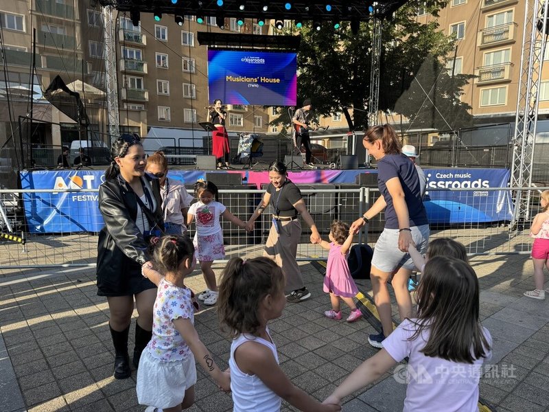 捷克音樂節Czech Music Crossroads邀請3組風格鮮明的台灣音樂團體演出。從傳統古謠、音樂跨界融合到現代電子音樂,皆獲得捷克觀眾熱烈迴響,眾人在現場拉手共舞、搖擺歡呼,氣氛歡騰。中央社記者劉郁葶奧斯特拉瓦攝 114年6月22日