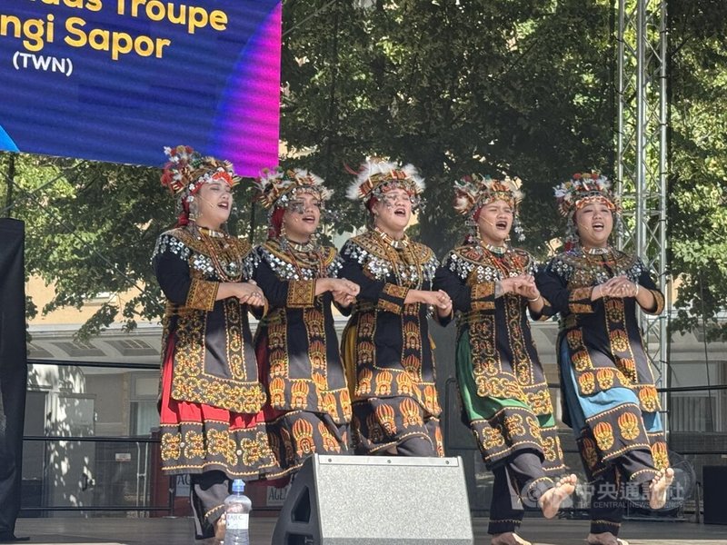 捷克音樂節Czech Music Crossroads於6月19日至21日登場,台灣音樂團體「泰武古謠傳唱與DJ汝妮」受邀表演,將排灣族古調美聲結合阿美族電子音樂共創演出。中央社記者劉郁葶奧斯特拉瓦攝 114年6月22日