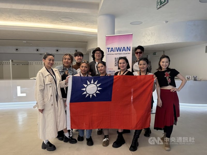 捷克音樂節Czech Music Crossroads首度以「台灣」為焦點國,邀請3組風格鮮明的台灣音樂團體「泰武古謠傳唱與DJ汝妮」、「WOOONTA問他跨界樂團」及「琴人樂坊」在捷克首次亮相。中央社記者劉郁葶奧斯特拉瓦攝 114年6月22日