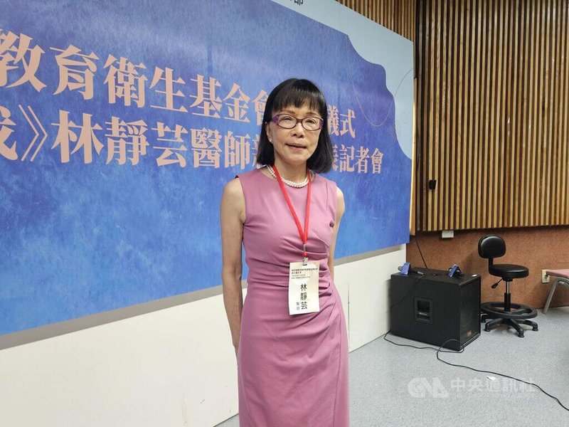 國內心臟外科名醫、前衛生署長林芳郁失智症病情公開。他的妻子林靜芸(圖)也是整形外科名醫,以照顧者的身分出版新書「謝謝你留下來陪我」;她說,長照也有陽光,在她眼中「有一天我的野獸會變王子。」中央社記者陳婕翎攝 114年6月22日