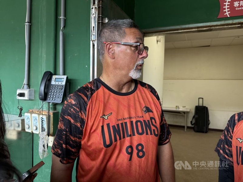 中華職棒統一7-ELEVEn獅隊投手李軍生涯第2度登板,就面對1分差高張力局面,投手教練霍斯曼(Vince Horsman)(圖)22日賽前受訪表示,希望透過這樣的局面,讓他獲得重要的東西、建立自信心。中央社記者謝靜雯攝 114年6月22日
