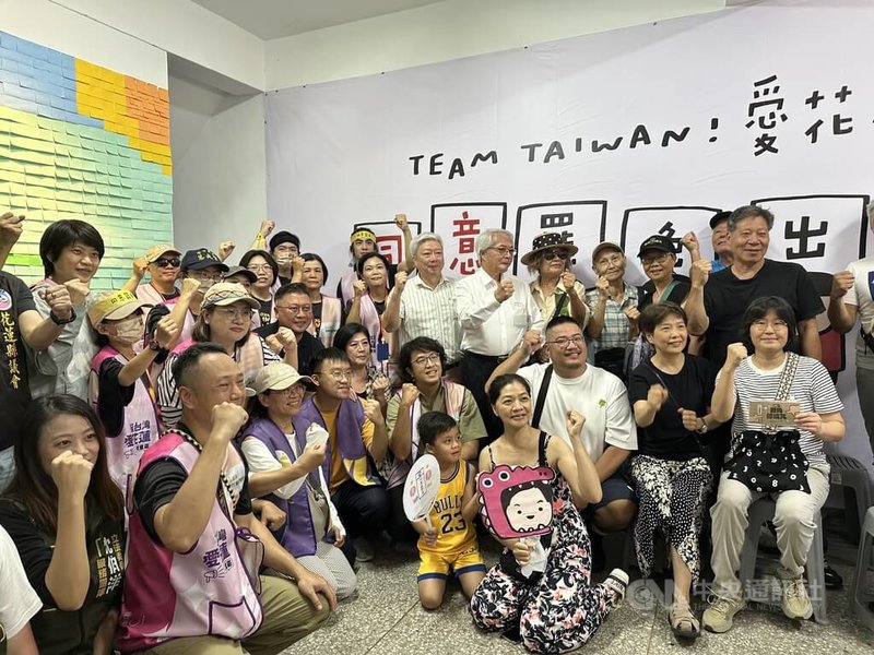 民團「微光花蓮拔傅總部」22日舉行開幕茶會,民進黨立委沈伯洋(2排右4)等人及支持者出席,沈伯洋呼籲民眾7月26日出門投票,罷免國民黨立委傅崐萁,讓他離開花蓮,再也無法威脅花蓮人。中央社記者李先鳳攝 114年6月22日