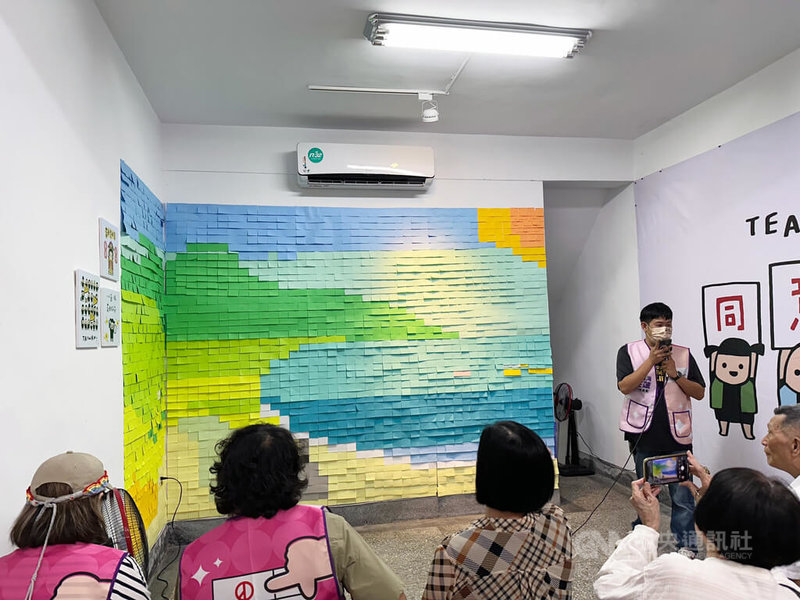 民團「微光花蓮拔傅總部」22日舉行開幕茶會,牆面視覺由在地藝術家帶領志工利用各色便條紙打造七星潭意象,將開放民眾寫上對花蓮的期待與願景,並呼籲外縣市遊子返鄉投罷免票。中央社記者李先鳳攝 114年6月22日