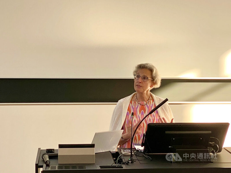 德勒斯登工業大學校長史多丁格(Ursula Staudinger)在一場校內舉辦的活動中,向學生介紹與台積電合作推動的半導體人才赴台實習計畫。中央社記者林尚縈德勒斯登攝 114年6月22日