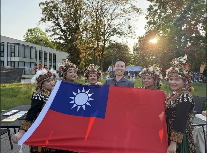 捷克音樂節活動Czech Music Crossroads於6月19日至21日在奧斯特拉瓦市登場,首度以「台灣」為焦點國,中華民國國旗在現場飄揚。(駐捷克代表處文化組提供)中央社記者劉郁葶奧斯特拉瓦傳真 114年6月22日