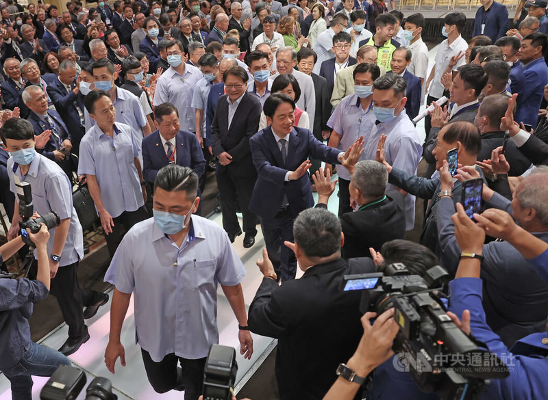 總統賴清德(中)展開「團結國家十講」,22日首場受邀國際扶輪社3490地區第九分區七社聯合例會演講,主題為「國家」,賴總統離去時,受到與會者鼓掌歡送。中央社記者趙世勳攝 114年6月22日