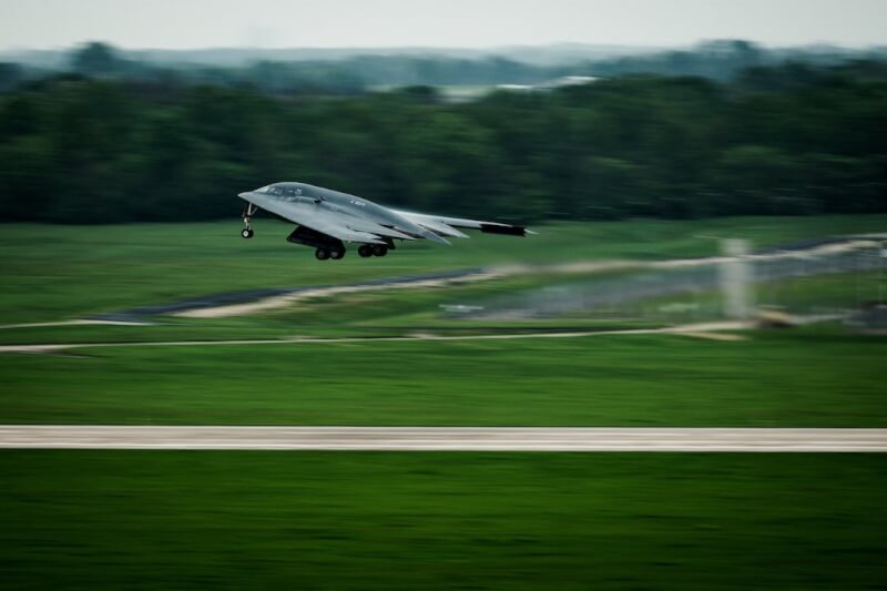 一架B-2轟炸機4月自基地起飛。(U.S. Air Force/Staff Sgt. Joshua Hastings/Handout via 路透社)
