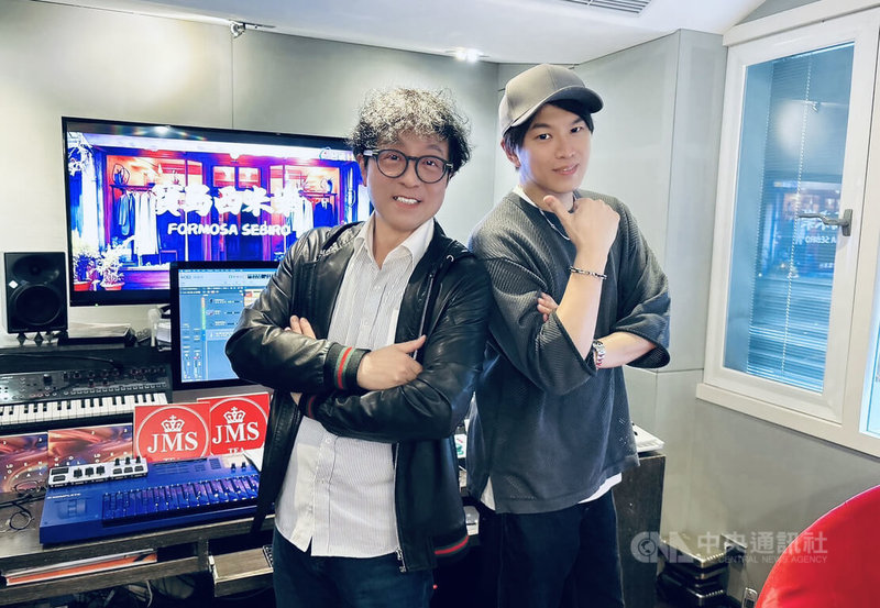 男團Energy成員阿弟(右)為戲劇「寶島西米樂」主題曲與片尾曲獻唱,前後只花2小時就搞定,情感到位、聲線穩健,音樂總監蔣三省(左)大讚,「狀態超好,是時間管理大師」。(JMS蔣三省音樂) 中央社記者陳怡璇傳真 114年6月22日