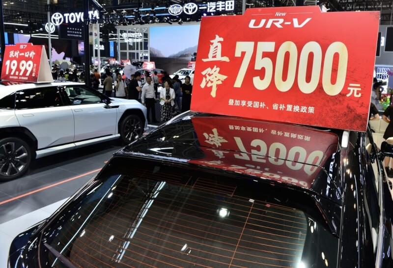 5月30日,福州國際汽車展覽會,業者紛紛推出降價優惠方案吸引消費者。(中新社提供)中央社 114年5月31日