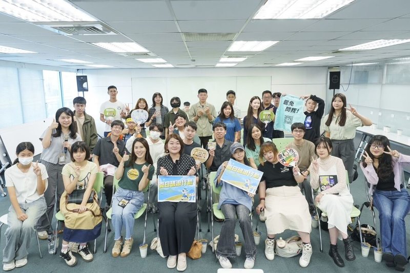 民進黨青年部以「打破藍白浪花」為理念,招募「夏日破浪行動」青年志工,並在培訓課程最後,合照留影並展現青年朋友自主參與罷免運動的行動力。(民進黨提供)中央社記者葉素萍傳真 114年6月22日