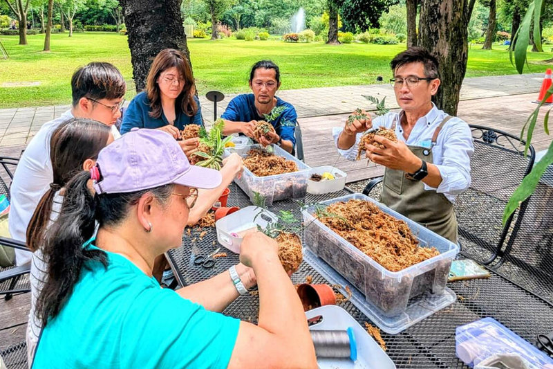 台南市郊區3座文化場館合作,7月1日起推出暑假營隊,規劃攀樹、觀星、化石清修等一日遊套裝活動。圖為台南水道博物館綠植體驗活動。(台南市文化局提供)中央社記者楊思瑞傳真 114年6月22日