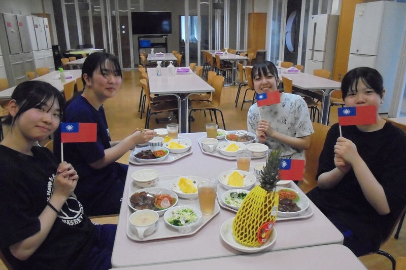 台南市長黃偉哲6月初到日本北海道美唄市參訪時贈送一批台南鳳梨,美唄市政府提供給當地學校,學生用於烹飪實習並品嘗,讚不絕口。(台南市政府提供)中央社記者楊思瑞台南傳真 114年6月22日