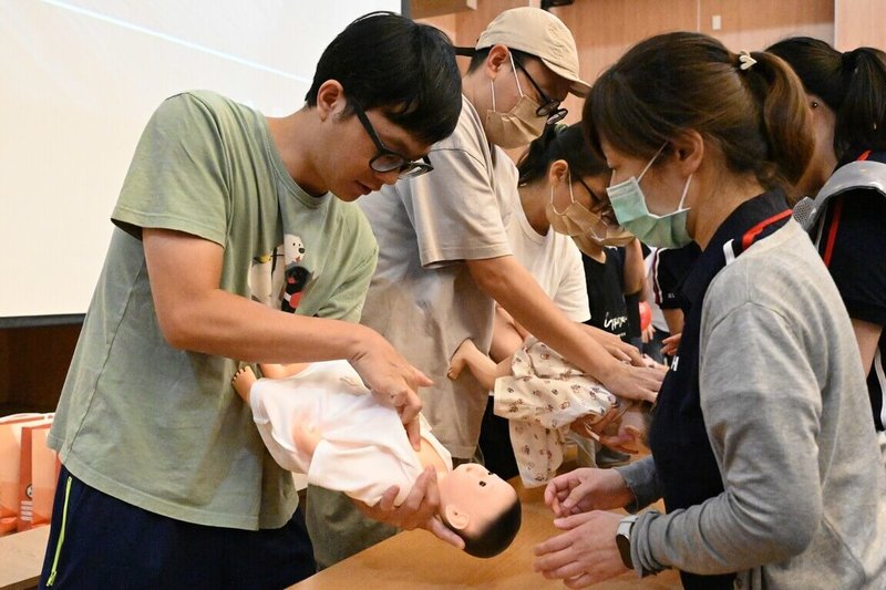 高醫岡山醫院22日舉辦「親子安心班」活動，舉辦寶寶爬行賽及提供嬰兒照護課程，吸引許多新手爸媽參與活動，並學習各式實用且安心的知識與支持。（高醫岡山醫院提供）中央社記者蔡孟妤傳真 114年6月22日