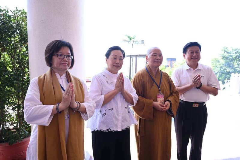 立法院國民黨團總召傅崐萁(右1)22日偕同妻子徐榛蔚(左2)前往花蓮縣壽豐鄉和南寺,出席「護國息災大悲法會」宗教活動。(花蓮縣政府提供)中央社記者李先鳳傳真 114年6月22日