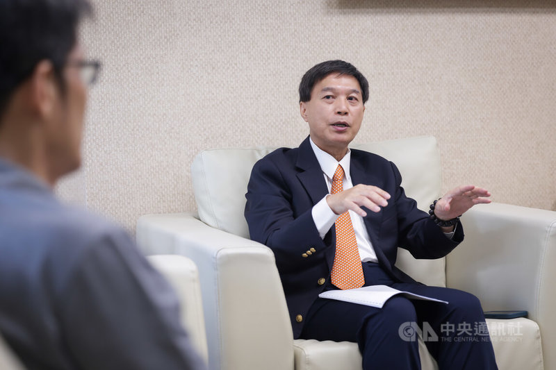 中華車總經理曾鑫城(右)接受中央社專訪,他期盼政府審慎評估關稅和貨物稅政策,避免衝擊台灣2500家汽車供應鏈及30萬名從業員工生計。中央社記者裴禛攝 114年6月22日