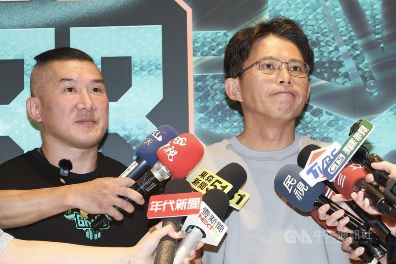 第5屆成吉思汗盃全國健美公開賽22日在宏匯廣場舉行,民眾黨主席黃國昌(右)應邀出席活動並接受媒體聯訪。左為網紅「館長」陳之漢。中央社記者吳家昇攝 114年6月22日