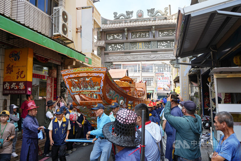東隆宮典藏王船22日從東隆宮出發,重現迎王平安祭典期間陸上行舟盛況,沿途民眾爭相拍攝,隆重移至屏東縣王船文化館展出,呈現出信仰、工藝與地方文化的多方力量。中央社記者黃郁菁攝 114年6月22日