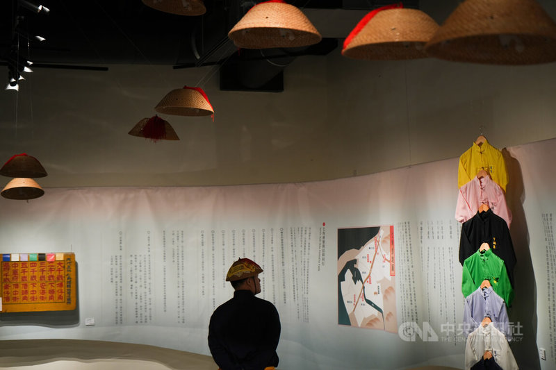 「七角頭系列特展(一)頂頭角—藍圖:咱與王爺的約定,共寫傳承不熄的七角頭精神」22日起在屏東王船文化館展出,以「頂頭角」睽違百年再度抽中温府千歲為起點,細膩呈現出各世代的信仰榮光。中央社記者黃郁菁攝 114年6月22日