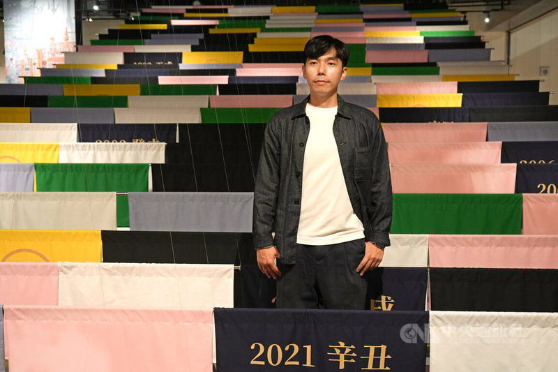 王船文化館七角頭系列特展即日起開展,由東港子弟方智弘(圖)策展,以象徵傳承7色布裝置貫穿全場,並透過七角頭共19名成員深度訪談,串連角頭制度、職責與世代對話。中央社記者黃郁菁攝 114年6月22日