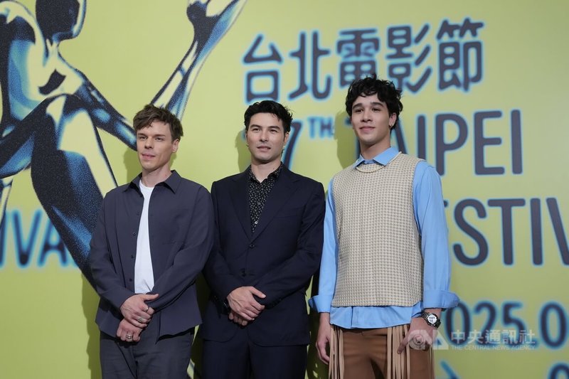 電影「陌路兄弟」22日下午在台北市中山堂進行台北電影節亞洲首映,演員皮耶安東尼(Pierre-Antoine Dubey)(左起)、鳳小岳、納曜達亞卡浪出席宣傳。中央社記者徐肇昌攝 114年6月22日