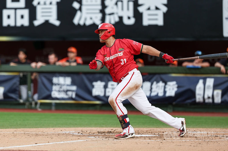 中華職棒例行賽22日在天母棒球場由統一獅交手味全龍,龍隊林智勝(圖)4打數2安打,貢獻1分打點,幫助球隊終場以4比1收下勝利,林智勝也獲選單場MVP。中央社記者翁睿坤攝 114年6月22日