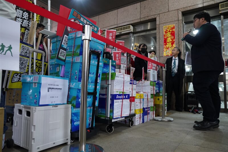 圖為送至中選會罷免連署書。(中央社檔案照片)