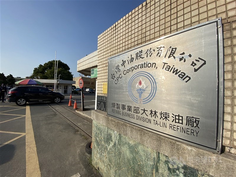 中油大林廠今天凌晨被民眾發現廢氣燃燒塔冒出火光竄出濃煙，高雄市府環保局將依法開罰。圖為中油大林廠外觀。（中央社檔案照片）