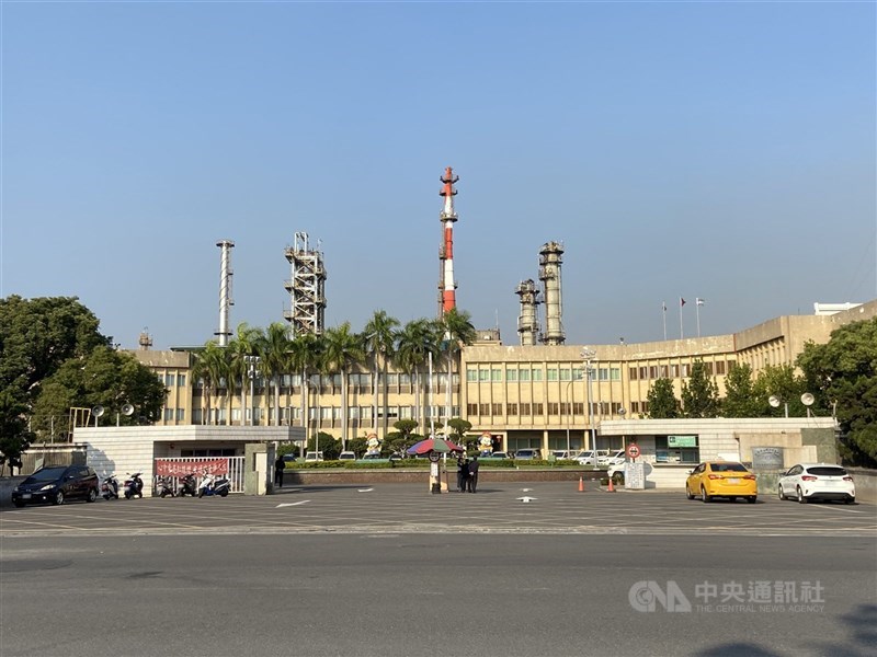 中油大林廠今天凌晨被發現燃燒塔冒出火光及濃煙,高市府環保局表示將依法開罰。中油表示,這是已停爐的重油媒裂解工場進行系統釋壓,對於驚擾到鄉親深感抱歉。圖為2022年拍攝的中油大林廠外觀。(中央社檔案照片)