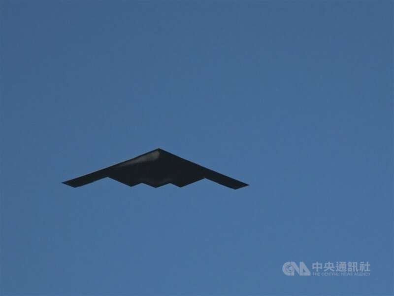 圖為2022年一架B-2轟炸機為玫瑰花車遊行衝場。(中央社檔案照片)