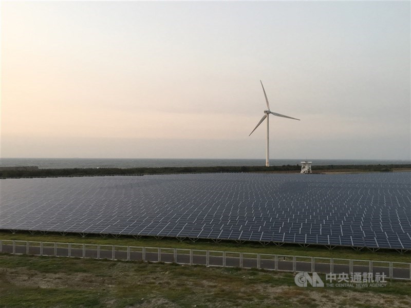 經濟部2023年推出「中小企業綠電平價專案」,標準檢驗局表示,首座光電案場已在今年上半年併網,位於彰濱工業區,一年可釋出約4500萬度綠電專售中小企業,為專案規模最大案場,後續將參考供需狀況展開綠電競標媒合。(中央社檔案照片)