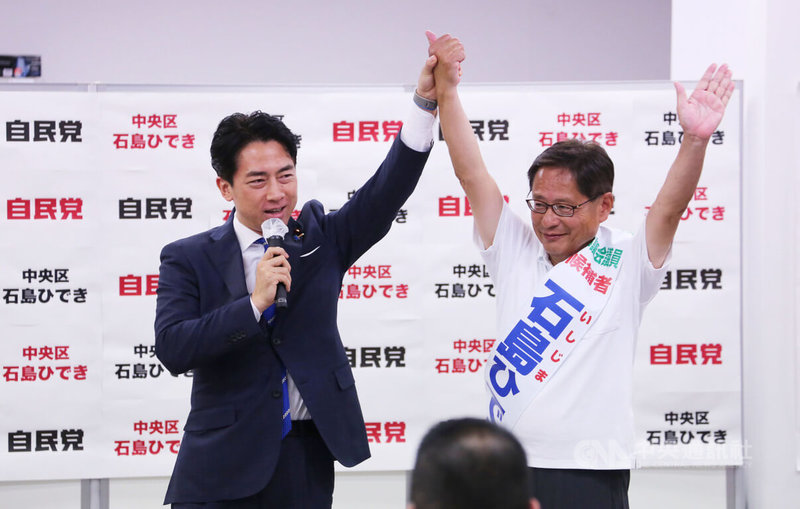 被視為今年夏天日本參議院選舉前哨戰的東京都議會議員選舉22日投開票,最受矚目的是自民黨與都民第一會的都議會第一大黨爭奪戰,也被視為農林水產大臣小泉進次郎與東京都知事小池百合子的人氣大對決。圖為小泉進次郎(左)20日替自民黨候選人站台。中央社記者楊明珠東京攝 114年6月22日