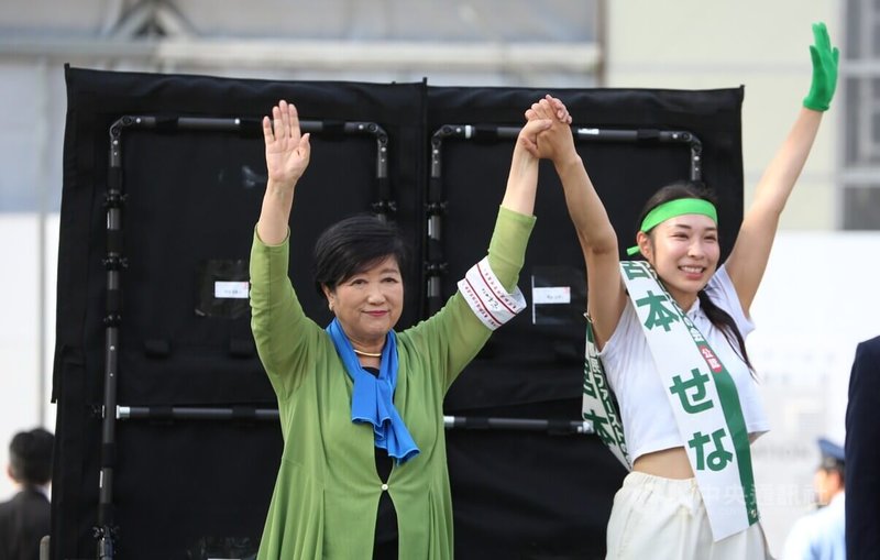 東京都議會議員選舉22日投開票,自民黨與都民第一會的都議會第一大黨爭奪戰引發關注。圖為東京都知事小池百合子(左)20日替她擔任特別顧問的都民第一會候選人站台。中央社記者楊明珠東京攝 114年6月22日