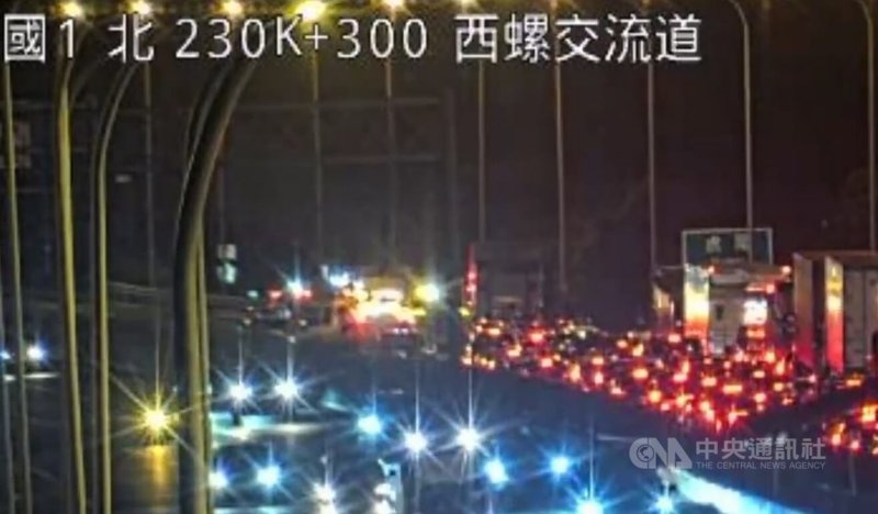 國道1號南向231.5公里西螺段22日晚間發生事故,1部大車及7部小客車連環撞,車流一度回堵。(擷取自國道即時影像)中央社記者蔡智明攝 114年6月22日