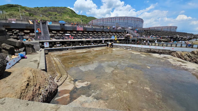 位於基隆市外木山海岸依地形打造的海興游泳池22日封閉進行清理作業,以馬達抽乾池水,除清洗池底淤泥外,並清除附著的石蚵、藤壺等生物,約中午清洗完成。(讀者提供)中央社記者王朝鈺傳真 114年6月22日