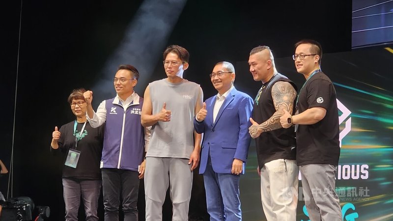 第5屆成吉思汗盃全國健美公開賽22日在宏匯廣場登場,新北市長侯友宜(右3)、民眾黨主席黃國昌(左3)、網紅「館長」陳之漢(右2)及國民黨立委洪孟楷(左2)等人都出席開幕活動。中央社記者王鴻國攝 114年6月22日