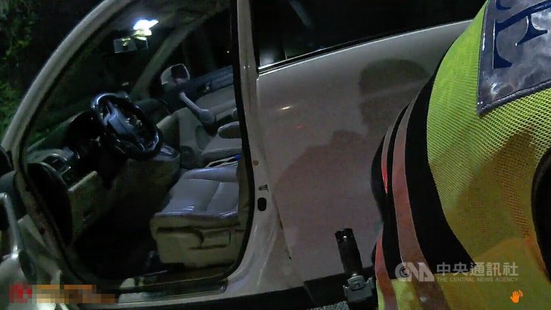 台中警方22日凌晨在外埔區執行路檢勤務,陳姓男子開車行經時,面對盤查神情慌張、言語閃爍,員警在其車內發現毒品安非他命,陳男坦承毒品為自己持有與使用,警詢後依毒品罪嫌法辦。(翻攝照片)中央社記者蘇木春傳真 114年6月22日