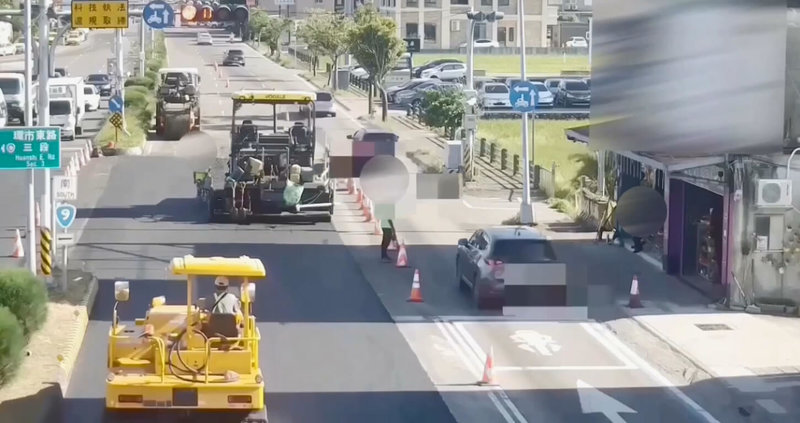 民眾日前開車行經宜蘭市一處路口時遭科技執法取締闖紅燈,駕駛指當時對向道路施工,有人引導往前行駛。警方22日表示,經再次檢閱當天錄影畫面,工程人員並未引導車輛紅燈前行,舉發交通違規並無違誤。(讀者提供)中央社記者王朝鈺傳真 114年6月22日
