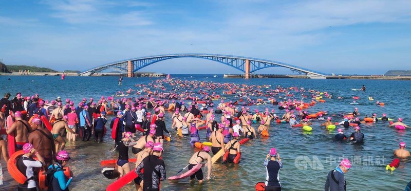 「2025泳渡澎湖灣」活動22日進行泳渡組5000公尺、挑戰組2000公尺及立式划槳5000公尺等重頭戲,選手分別自西嶼大菓葉和觀音亭海域出發,場面壯觀。中央社 114年6月22日