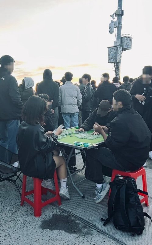 合歡山武嶺是台灣公路最高點,日前卻有民眾在武嶺觀景台上打麻將,太管處指出,在公共場所打麻將不僅有聚賭之嫌,易引起社會爭議、影響遊憩品質;已調閱監視器將相關事證移送警方,如涉及違規將開罰。(太魯閣國家公園管理處提供)中央社記者李先鳳傳真 114年6月22日