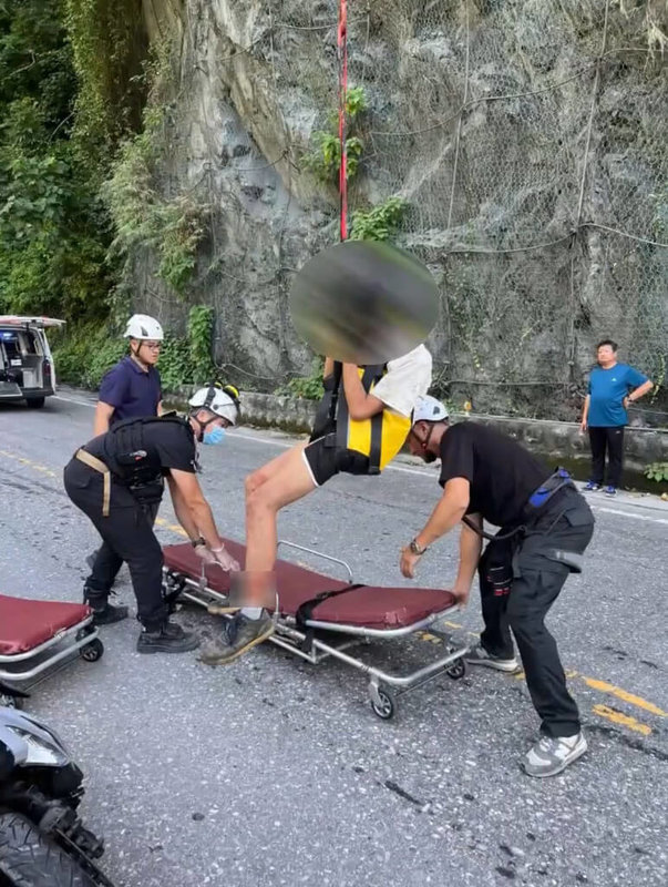 蘇花公路台9線160.9公里22日上午有1輛雙載機車墜落邊坡，警消獲報前往救援，用機械吊臂將2人救起，幸無生命危險，已送醫治療。（花蓮縣消防局提供）中央社記者李先鳳傳真  114年6月22日