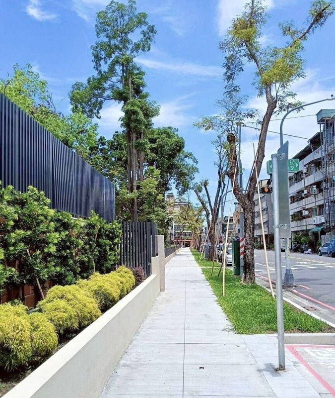 高雄市前鎮區瑞豐國中新建環校步道,升級為兼具行人安全、綠化美感與都市機能的綜合性人行系統。(高雄市教育局提供)中央社記者蔡孟妤傳真 114年6月22日