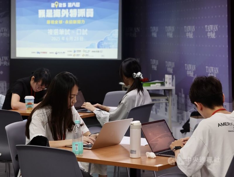中央通訊社第8屆「我是海外特派員」活動23日在台北舉行複選筆試以及口試,上午筆試著重在新聞時事及英文能力,學員們專注作答。中央社記者張皓安攝 114年6月23日