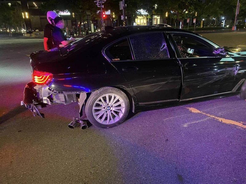 台中市警察局第六分局22日晚間在西屯區攔查1輛車籍異常轎車,駕駛拒檢沿途擦撞逾40輛停放路邊汽機車,最後趁亂棄車逃逸;23日凌晨在雲林被查獲。(民眾提供)中央社記者郝雪卿傳真 114年6月23日