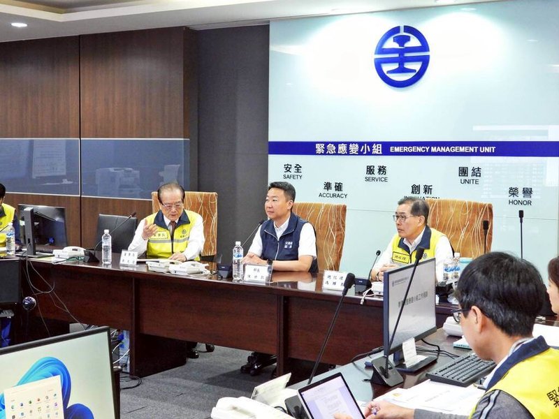 台鐵即日起調整票價，交通部長陳世凱（後中）23日上午前往台鐵應變小組視察，確認全系統營運順暢無虞，同時亦提醒台鐵持續加強旅客溝通。（台鐵提供）中央社記者余曉涵傳真  114年6月23日