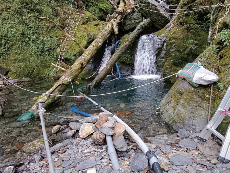北大武山檜谷山屋日前遭大雨沖毀水源處取水管路,經林業及自然保育署屏東分署搶修後,目前山屋及舊登山口用水使用均無問題。(林業保育署屏東分署提供)中央社記者李卉婷傳真 114年6月23日