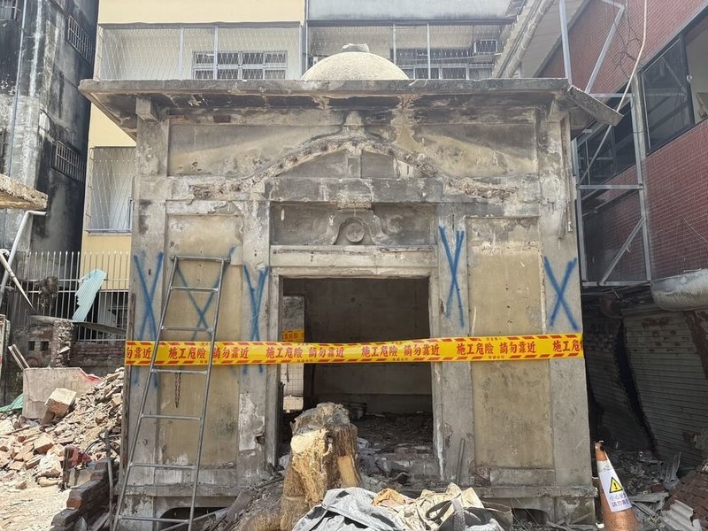 台中中區巷道內發現造型奇特建物,外界懷疑是日治時期建築遺跡;文化局已啟動暫定古蹟程序,使用黃色警示帶於現場標示建物保護範圍。(台中市文化局提供)中央社記者郝雪卿傳真 114年6月23日