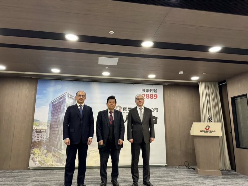 國票金23日舉行線上法人說明會,國票金指出,子公司國票金租賃成立半年多就損益兩平,純網銀樂天銀現在也積極辦理聯貸案參貸業務,都將是未來的成長動能。圖為國票金董事長魏啓林(中)、副董事長何志強(右)與總經理陳冠舟(左)。(國票金提供)中央社記者蘇思云傳真 114年6月23日