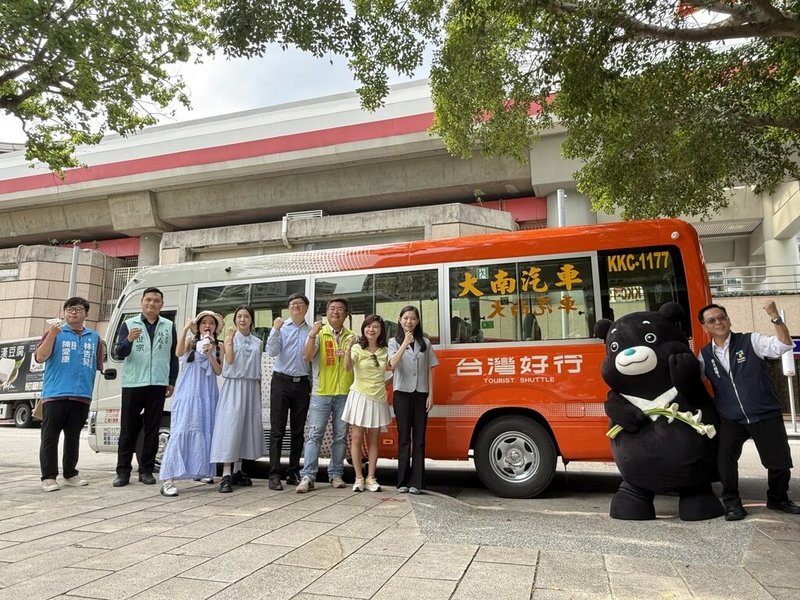 台北市政府觀光傳播局今年推出「台灣好行3.0」主視覺,以溫暖亮眼的橘色展現活力,23日公布北投-竹子湖線小9公車全新造型,也宣布6款優惠套票24日正式開賣。(台北市觀傳局提供)中央社記者楊淑閔傳真 114年6月23日
