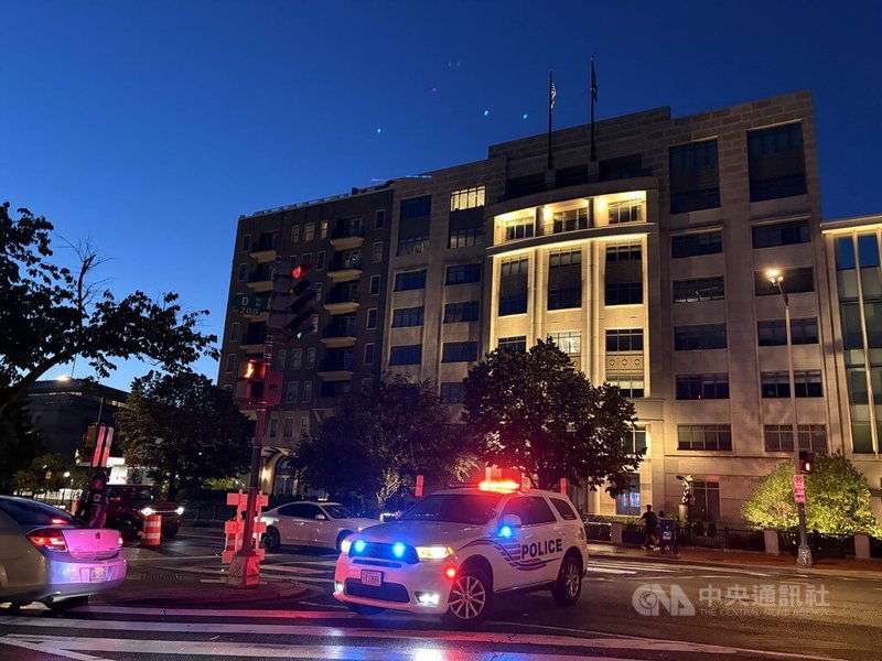 美國空襲伊朗核設施後，華盛頓特區、洛杉磯及紐約等大城不敢鬆懈，緊盯伊朗是否對美國本土發動報復攻勢外，也於特定地點加派警力。圖為華府保守派智庫傳統基金會前停的警車。攝於6月18日。中央社記者鍾佑貞華盛頓攝  114年6月23日